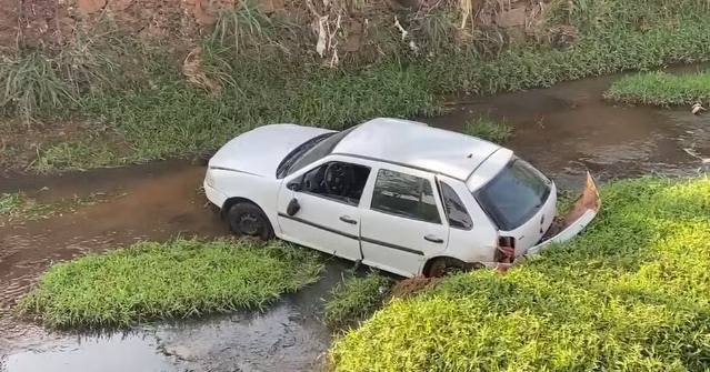 Idosa morre após ser atropelada e lançada em um córrego enquanto fazia caminhada